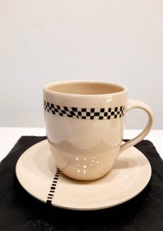 Unikati - Tasse mit Unterteller, Karo-Dekor