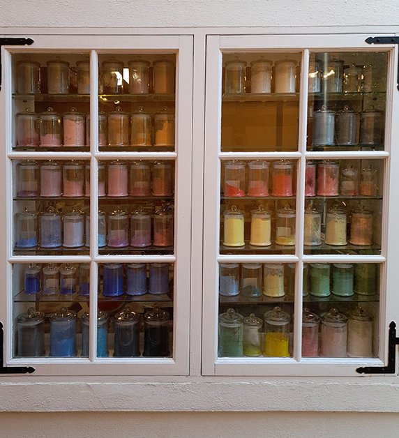 Unikati - Fenster zum Hof, Laden in Gingst auf Rügen, Gläser mit Farbpigmenten